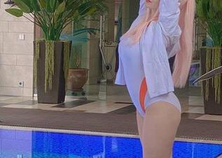 Alina Becker带你寄情于眼镜，最新cos竟然有这样的魔力！